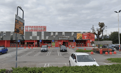 In stato alterato e con un martello al Carrefour di Osio Sotto. Bloccato dai carabinieri