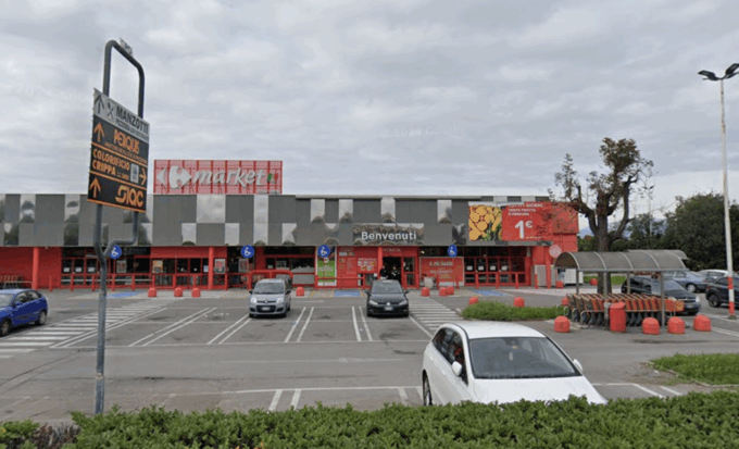 In stato alterato e con un martello al Carrefour di Osio Sotto. Bloccato dai carabinieri