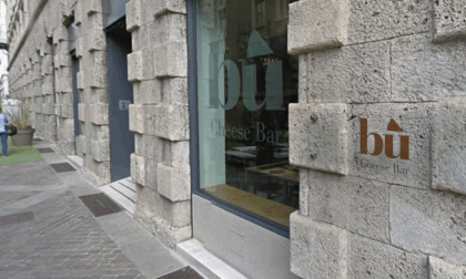Atto vandalico al Bù Cheese Bar, in centro a Bergamo: vetrina sfondata con una panca