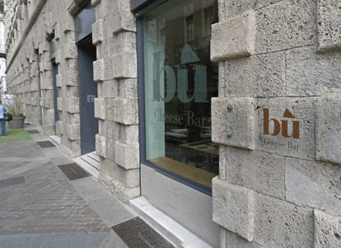 Atto vandalico al Bù Cheese Bar, in centro a Bergamo: vetrina sfondata con una panca