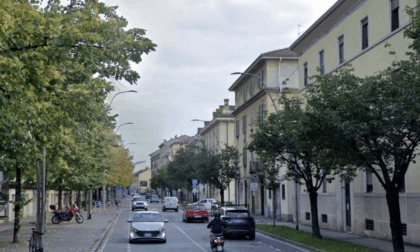 Parcheggi selvaggi, bottiglie e... pipì per strada in via Palma il Vecchio