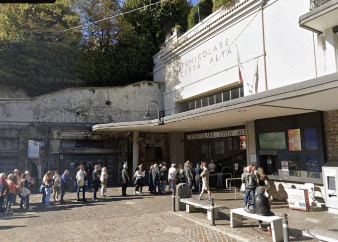 È tornato in funzione il montascale per disabili alla funicolare per salire in Città Alta