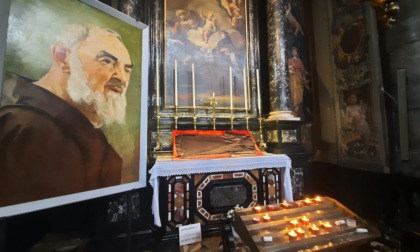 In Basilica a Gandino il ritorno dopo il restauro del saio reliquia di San Padre Pio