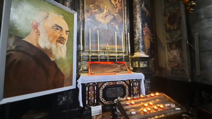 In Basilica a Gandino il ritorno dopo il restauro del saio reliquia di San Padre Pio