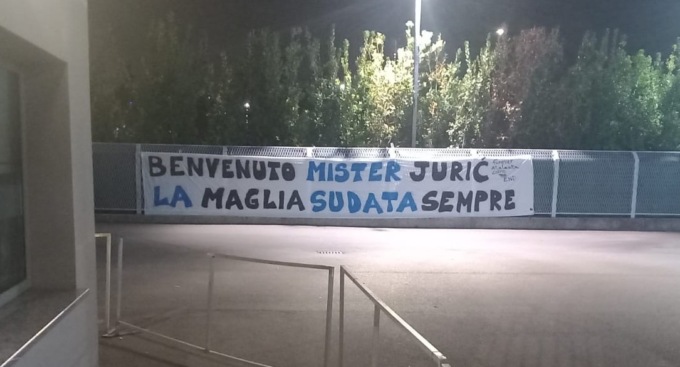 Striscione di benvenuto per Juric, presentazione ufficiale lunedì 9 giugno alle 17