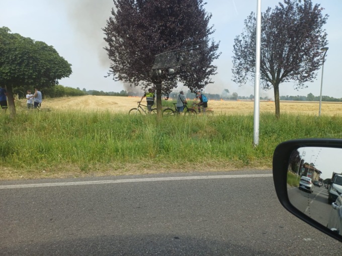 Il video dell’incendio scoppiato nei campi a Comun Nuovo a causa del troppo caldo