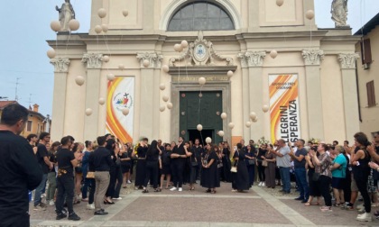 I commoventi funerali di Evelyne a Ciserano. Nascerà un'associazione in sua memoria