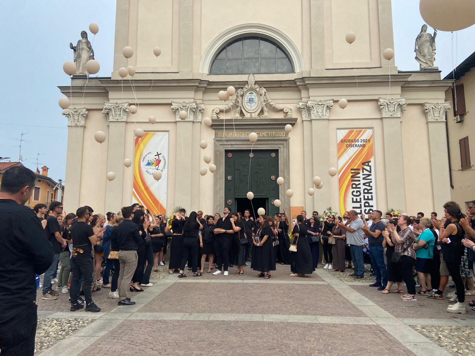 I commoventi funerali di Evelyne a Ciserano. Nascerà un'associazione in ...