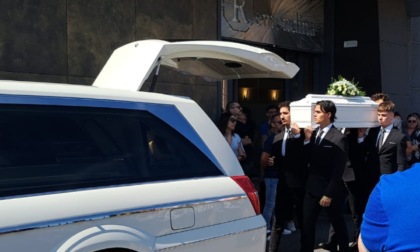 L'ultimo saluto a Michael, il bimbo annegato in piscina. E oggi i funerali del bagnino