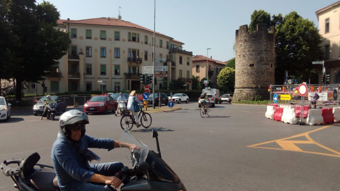 Gli imbuti roventi di via San Bernardino e della Torre del Galgario per il traffico di Bergamo