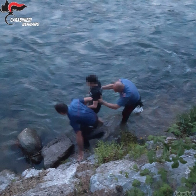 Ubriaco rimane bloccato su una roccia nel Brembo a Zogno: 16enne recuperato dai carabinieri