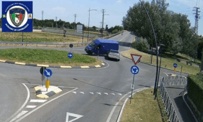 Scappa da un posto di blocco a Romano e sperona un furgone: fermato e denunciato un 30enne