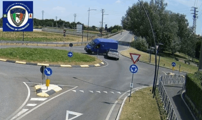 Scappa da un posto di blocco a Romano e sperona un furgone: fermato e denunciato un 30enne
