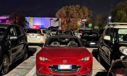 Taglia le capote delle auto parcheggiate all’aeroporto di Orio: arrestata