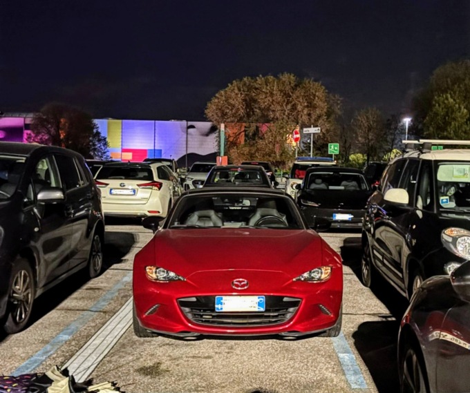 Taglia le capote delle auto parcheggiate all’aeroporto di Orio: arrestata