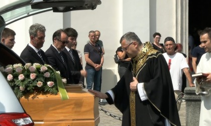 Tragedia di Cene: l'addio (tra gli applausi) a Elena Bellolli e (nel silenzio) a Rubens Bertocchi