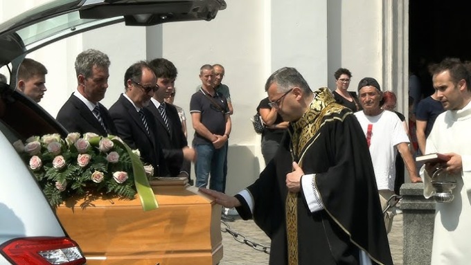 Tragedia di Cene: l’addio (tra gli applausi) a Elena Bellolli e (nel silenzio) a Rubens Bertocchi
