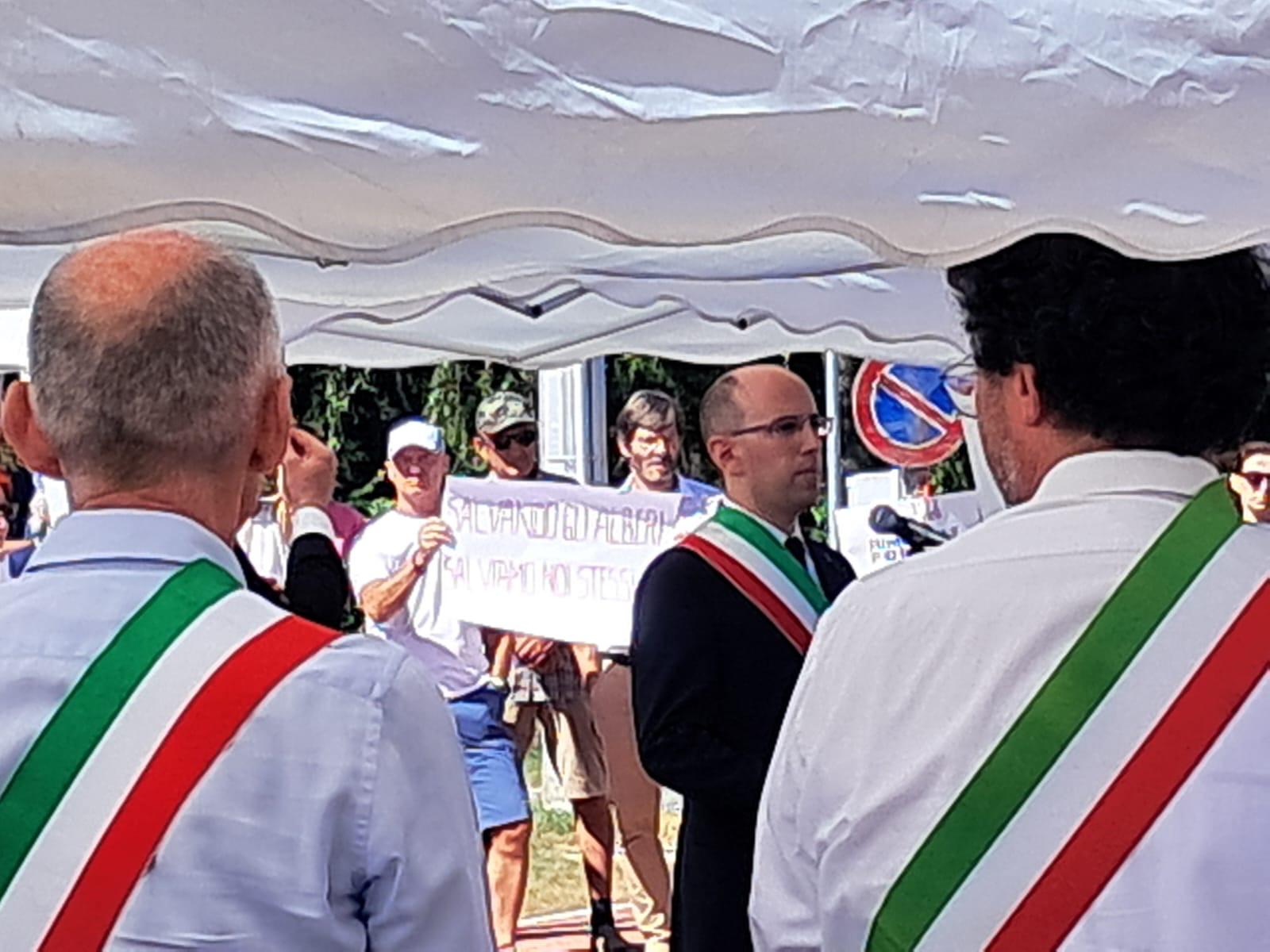 il sindaco Macoli parla coi cittadini che protestano contro il taglio di piante (1)