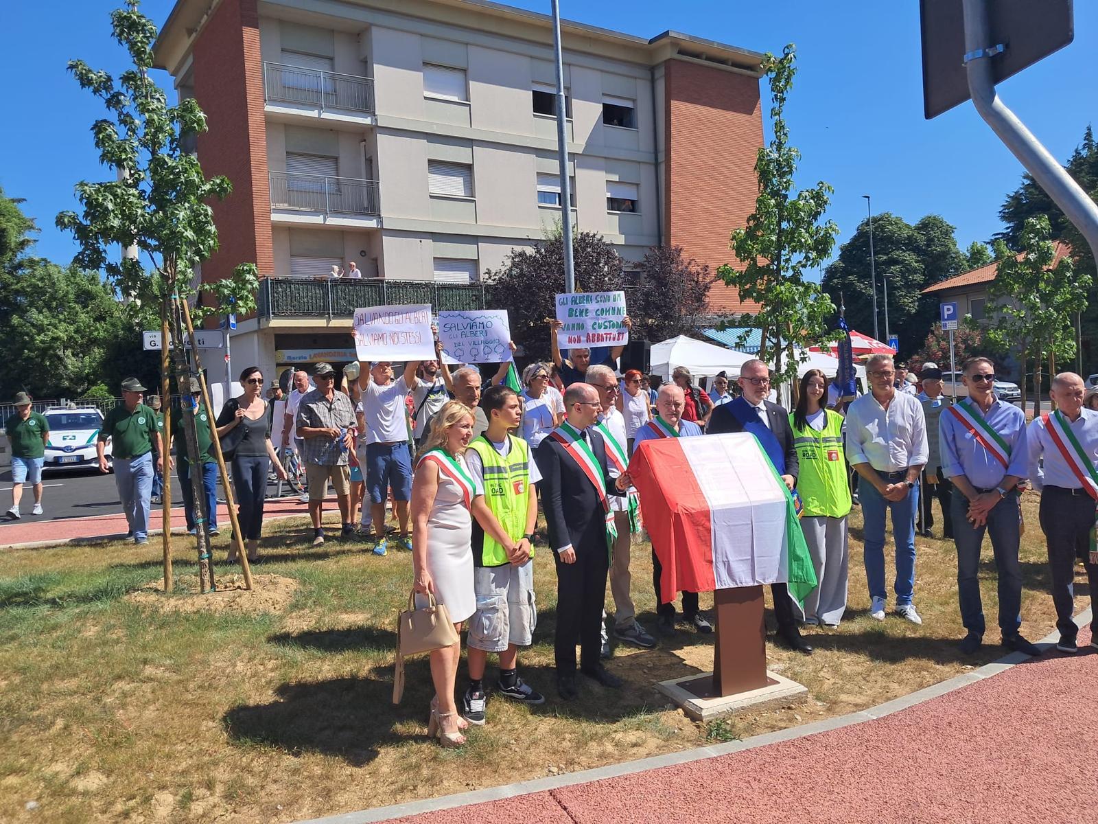 il sindaco Macoli parla coi cittadini che protestano contro il taglio di piante (2)