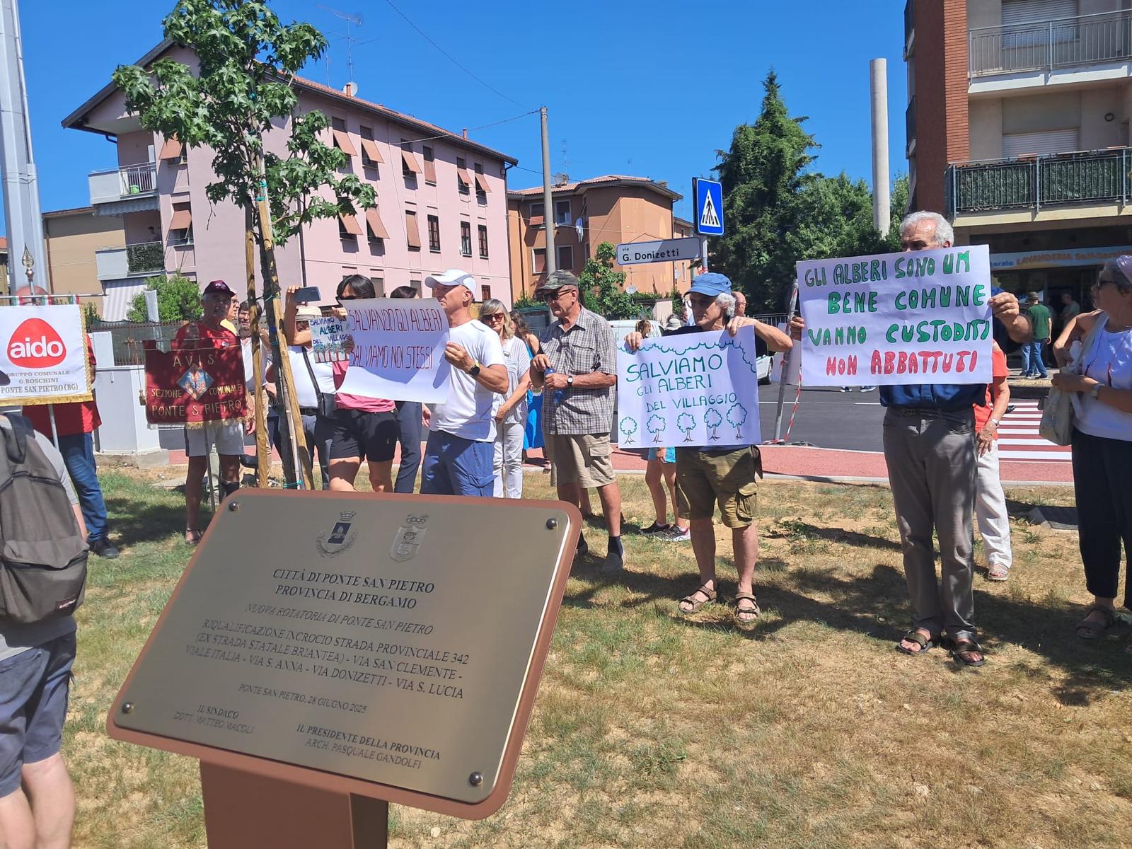 il sindaco Macoli parla coi cittadini che protestano contro il taglio di piante (3)