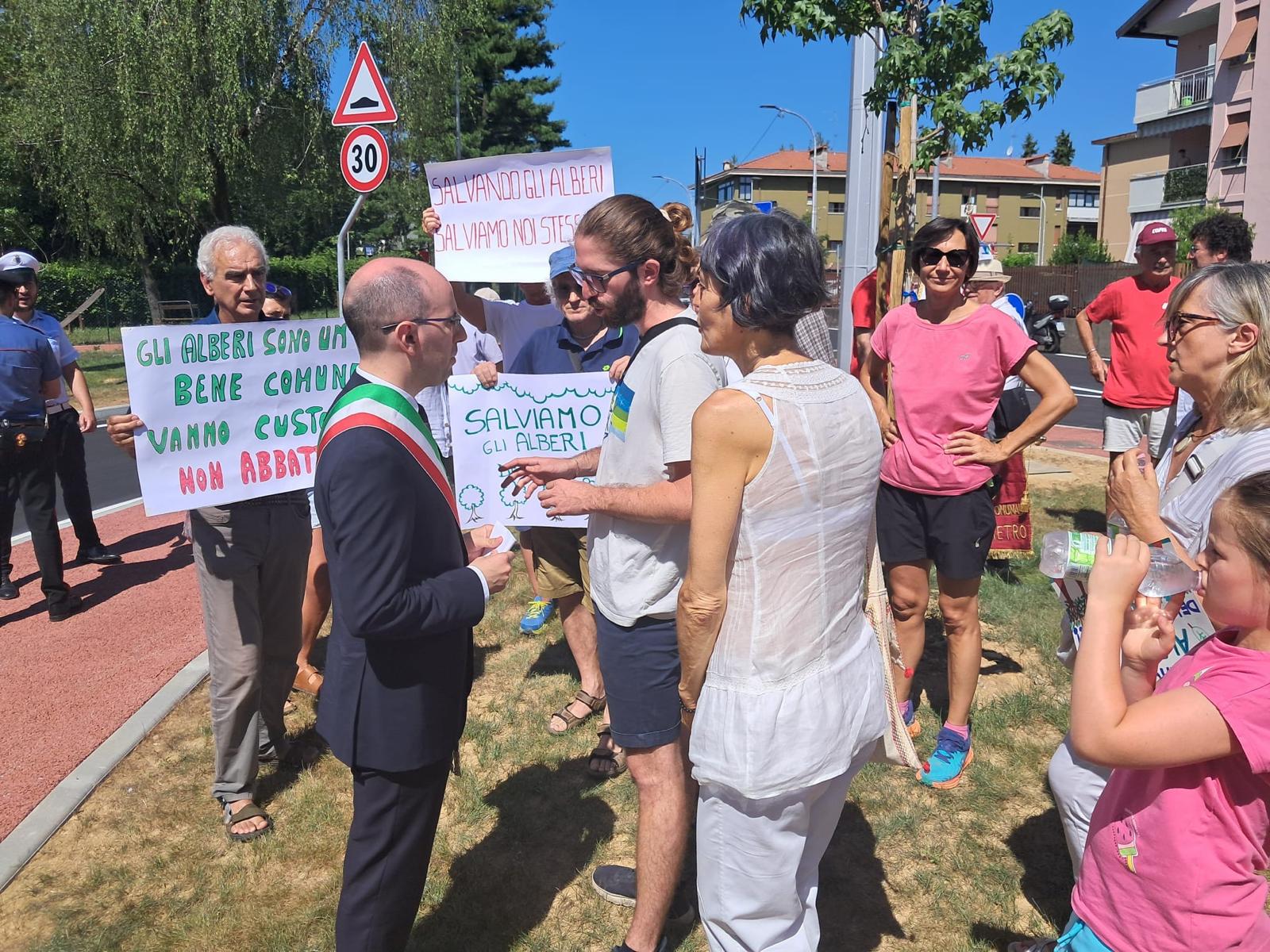 il sindaco Macoli parla coi cittadini che protestano contro il taglio di piante (4)