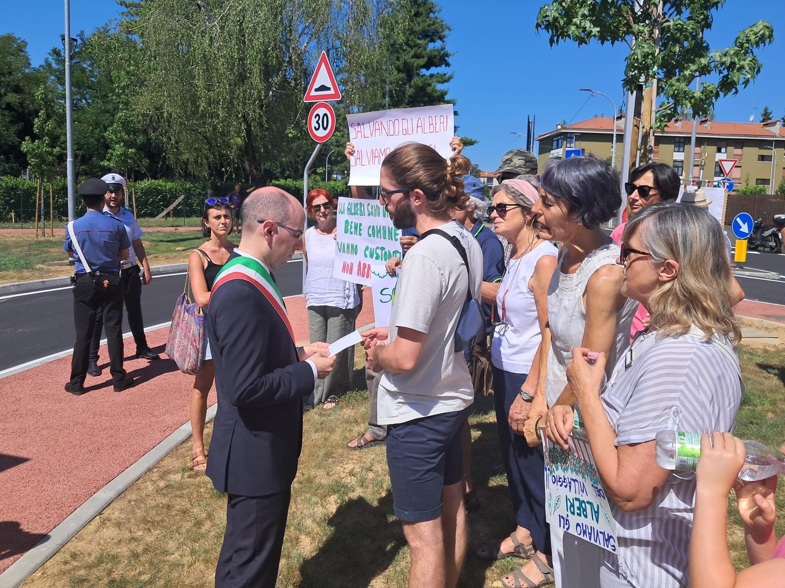 il sindaco Macoli parla coi cittadini che protestano contro il taglio di piante (5)