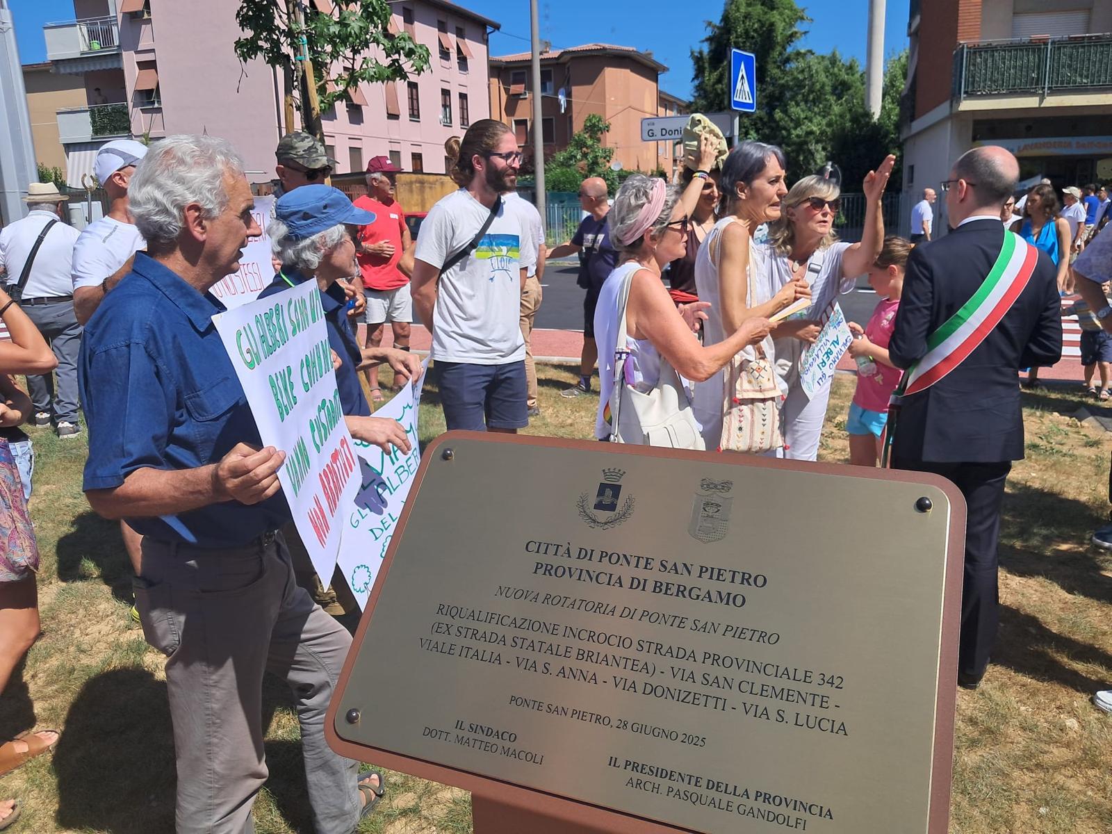 il sindaco Macoli parla coi cittadini che protestano contro il taglio di piante (7)