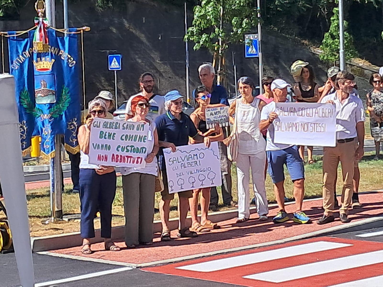 il sindaco Macoli parla coi cittadini che protestano contro il taglio di piante (8)