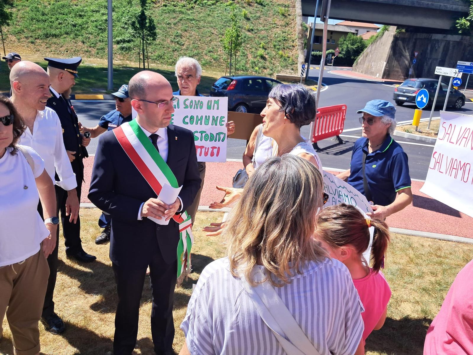 il sindaco Macoli parla coi cittadini che protestano contro il taglio di piante (9)