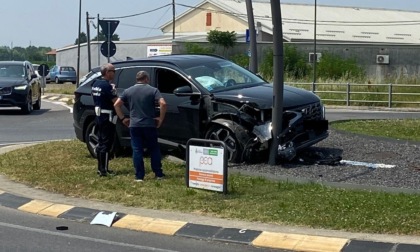 Perde il controllo dell'auto e vola dritto nella rotonda dell'Eurospin a Treviglio: illeso 56enne