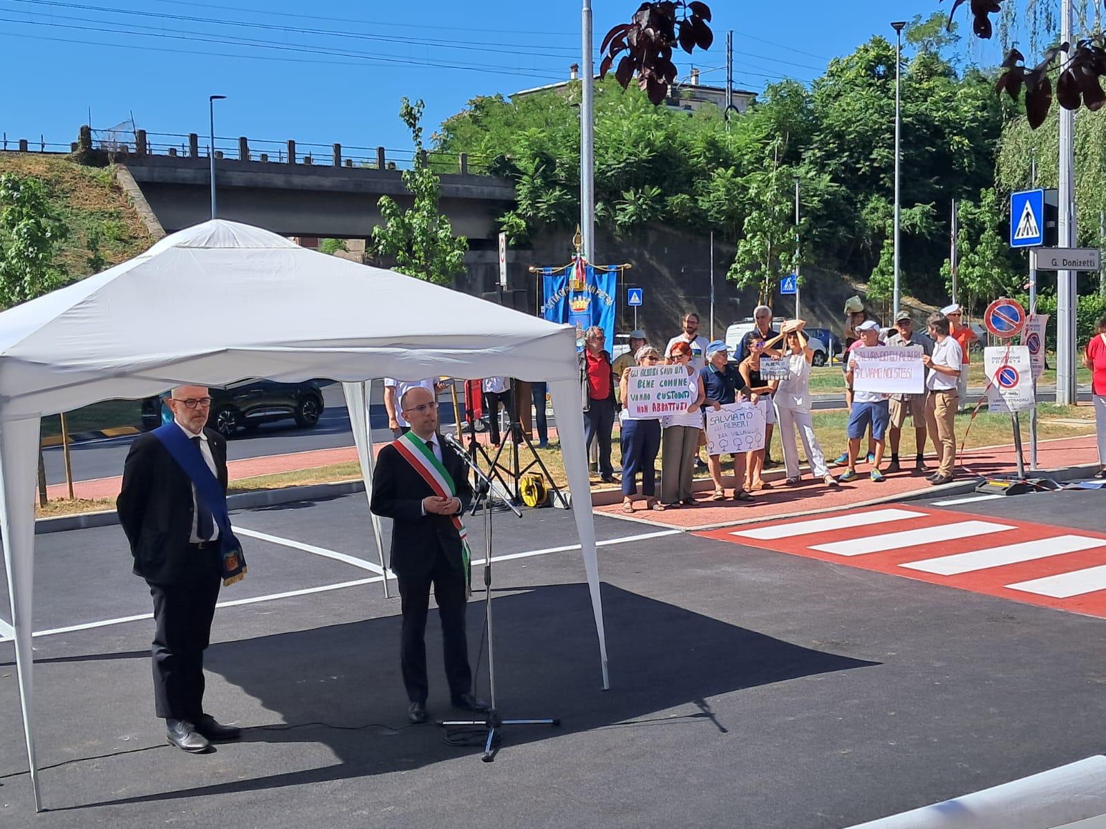 macoli e Gandolfi con protesta alle spalle