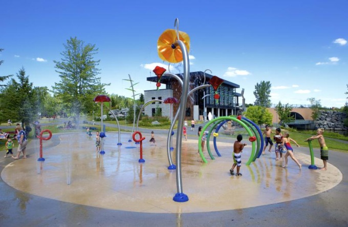 Un’area gioco acquatica contro il caldo per i più piccoli: la proposta di Fratelli d’Italia per la città