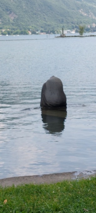 Decapitata la Dama del lago di Paratico: trovati i responsabili. Il restauro affidato a uno scultore di Grumello