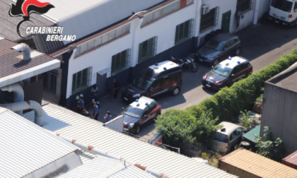 Blitz dei carabinieri in un capannone-discarica a Ciserano: gli oggetti erano rivenduti in Africa