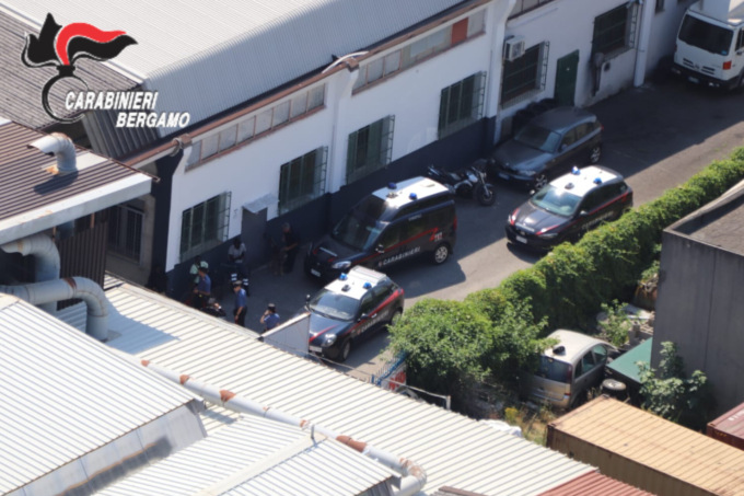 Blitz dei carabinieri in un capannone-discarica a Ciserano: gli oggetti erano rivenduti in Africa