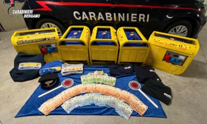 Da Napoli alla Val Seriana per la truffa dei generatori: bloccato con 30 mila euro in valigia