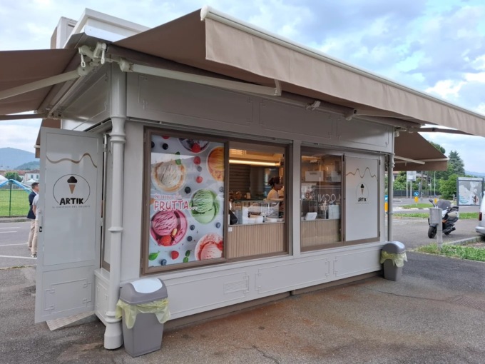 Nuova vita per un’edicola di Pedrengo, trasformata in gelateria