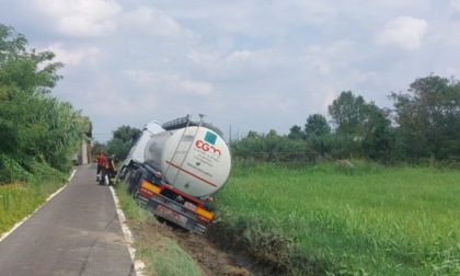 Caravaggio, autotrasportatore finisce fuori strada: emergenza per liquidi sversati