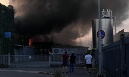 Treviglio, maxi incendio nella zona industriale: in fiamme un capannone