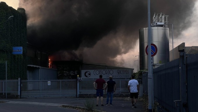 Treviglio, maxi incendio nella zona industriale: in fiamme un capannone