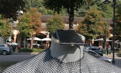 Due persone con smartphone al posto della testa: a San Pellegrino un'opera tra plausi e critiche