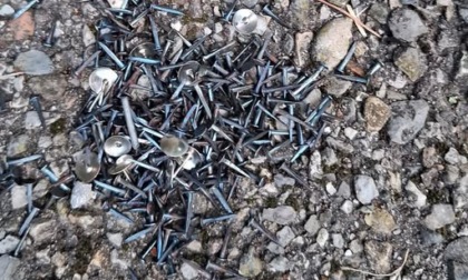 Chiodi e puntine sul percorso di una gara ciclistica giovanile a San Pellegrino Terme