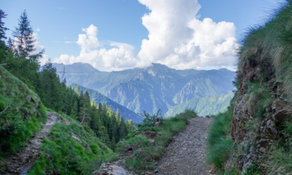 Tra rocce, prati e specchi d'acqua, il rifugio Benigni è una terrazza panoramica naturale