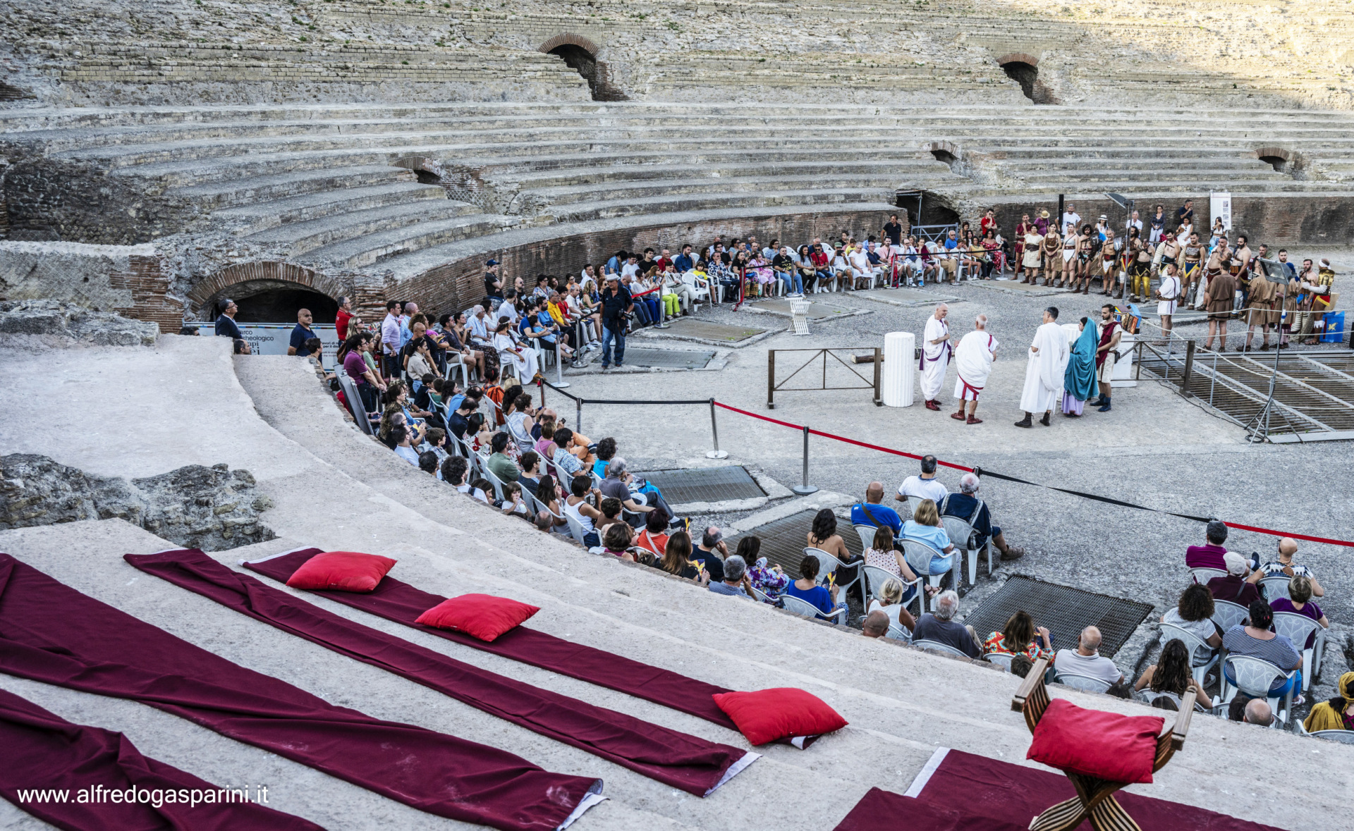 70680729_Dia Pozzuoli25 publicum