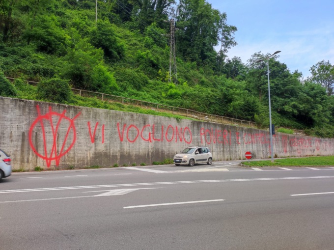 Immondizia abbandonata e scritte negazioniste, Casnigo dice basta all’inciviltà
