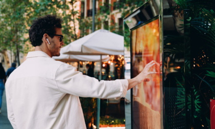 Schermi che parlano: come il digital signage sta cambiando le città, anche a Bergamo
