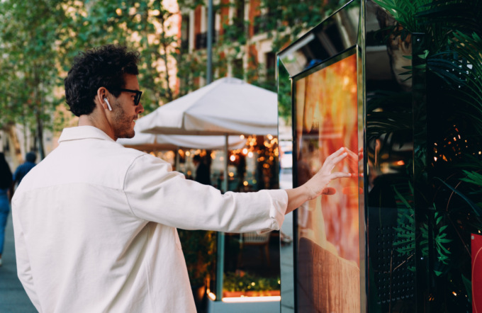 Schermi che parlano: come il digital signage sta cambiando le città, anche a Bergamo