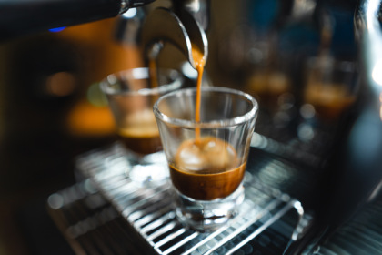 Il caffè al bar a un euro è ormai solo un lontano ricordo: a Bergamo l’espresso arriva a 1,24 euro