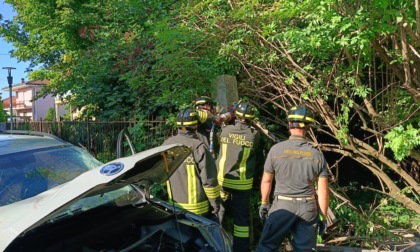 Automobilista finisce fuori strada e si schianta contro una recinzione a Bariano