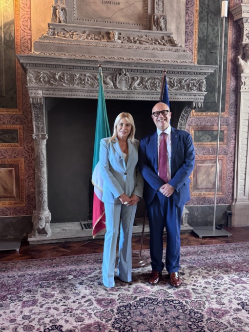 I complimenti del prefetto di Bergamo a Laura Bertulessi, tra i fondatori di Italtrans